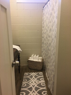 Bathtub, hair dryer, towels, soap - Central Coast Getaway (Atascadero)