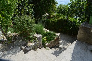 Property grounds - Apartment Antonio at beach in Ravnice, Omiš (Omiš)