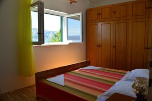 2 bedrooms, iron/ironing board, free WiFi, bed sheets - Apartment Antonio at beach in Ravnice, Omiš (Omiš)