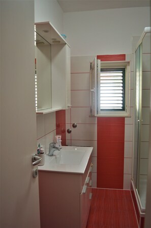 Banheira, secador de cabelo, toalhas de banho, sabonete