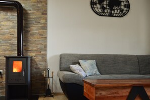 Smart TV, fireplace, books - Apartment Antonio at beach in Ravnice, Omiš (Omiš)