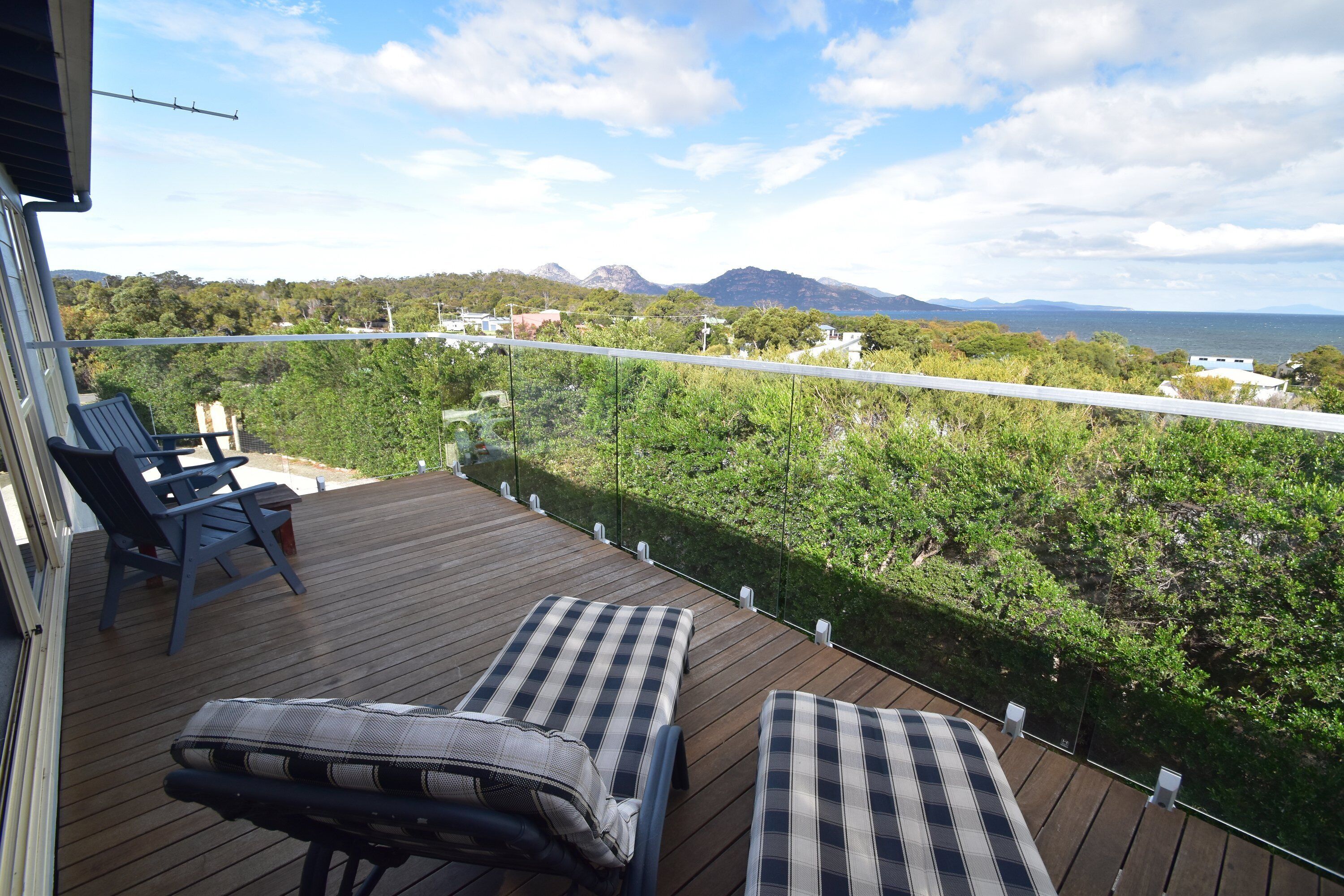 Overlooking Great Oyster Bay. Spa bath. Deck chairs. Free wifi.