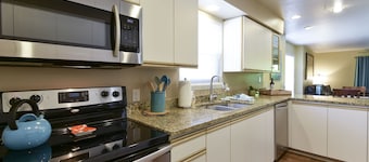 Great August rates! Cozy. 2nd bath update! Master spa shower! Lovely lil spot!