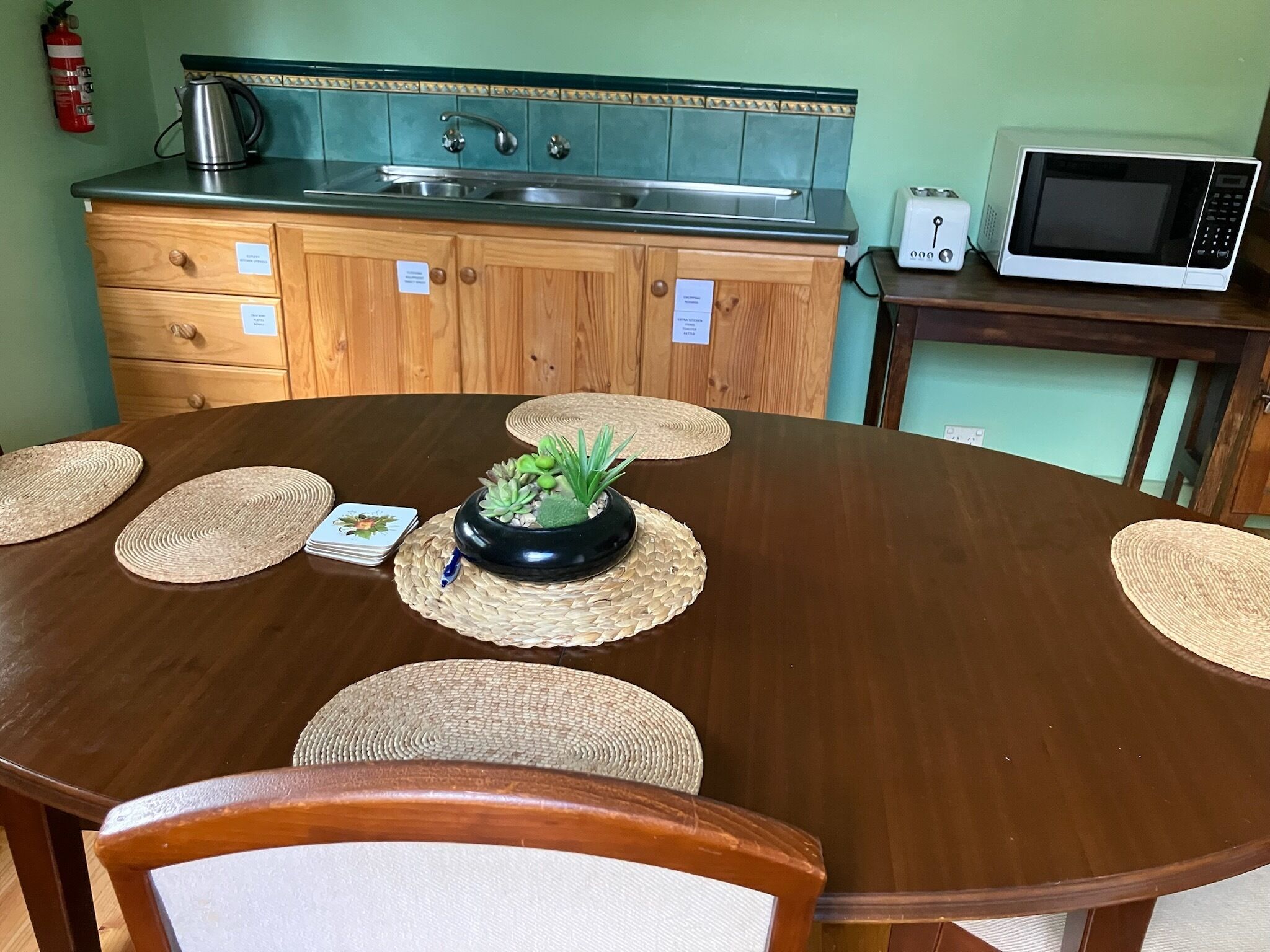 Kühlschrank, Mikrowelle, Wasserkocher mit Kaffee-/Teezubehör