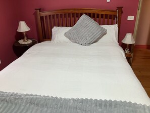 2 Schlafzimmer, Schreibtisch, Bügeleisen/Bügelbrett, kostenloses WLAN