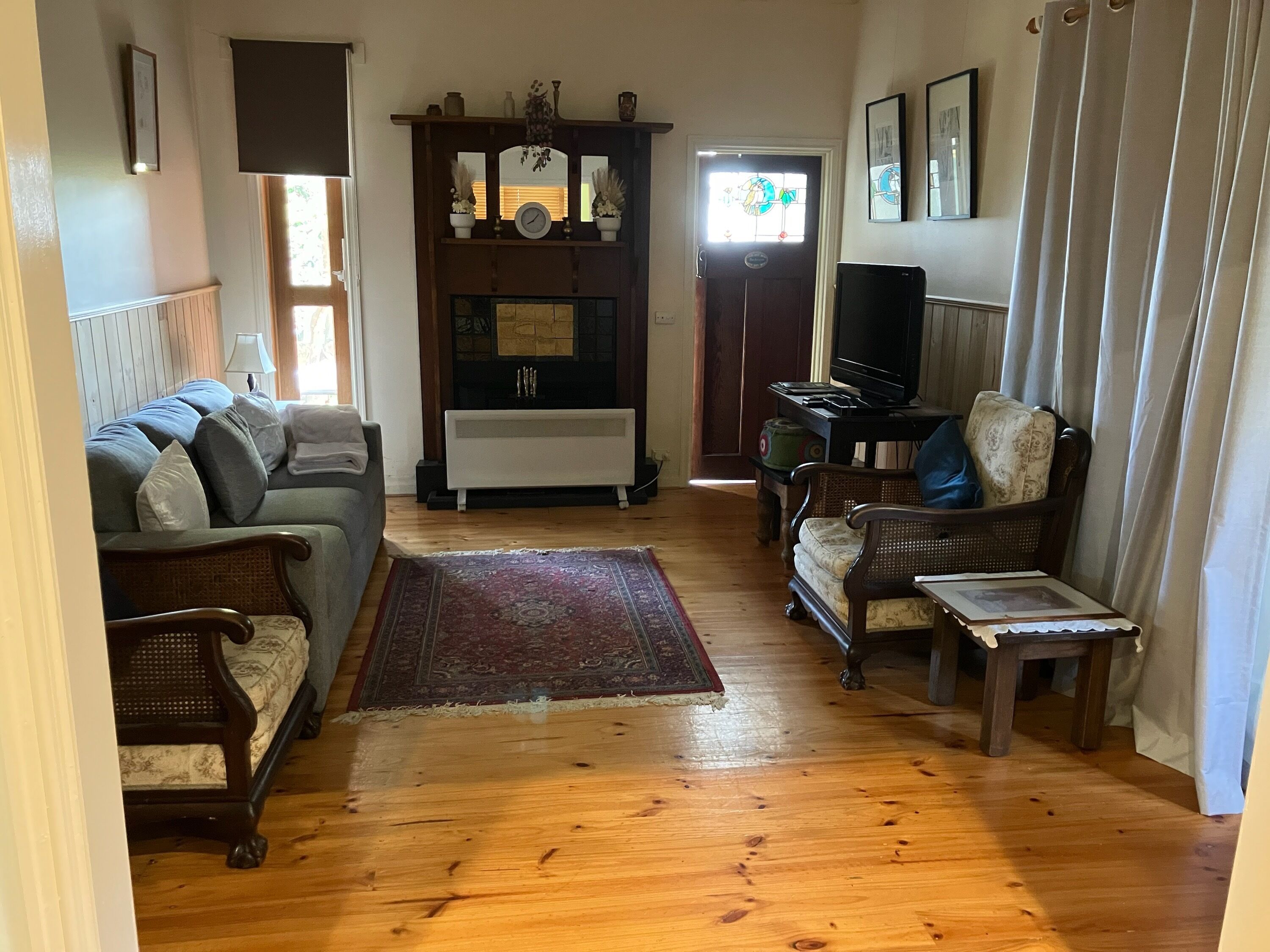 Una televisión, un reproductor de DVD, libros, una videoteca