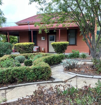 Heritage, renovated, miners Cottage in Clunes
