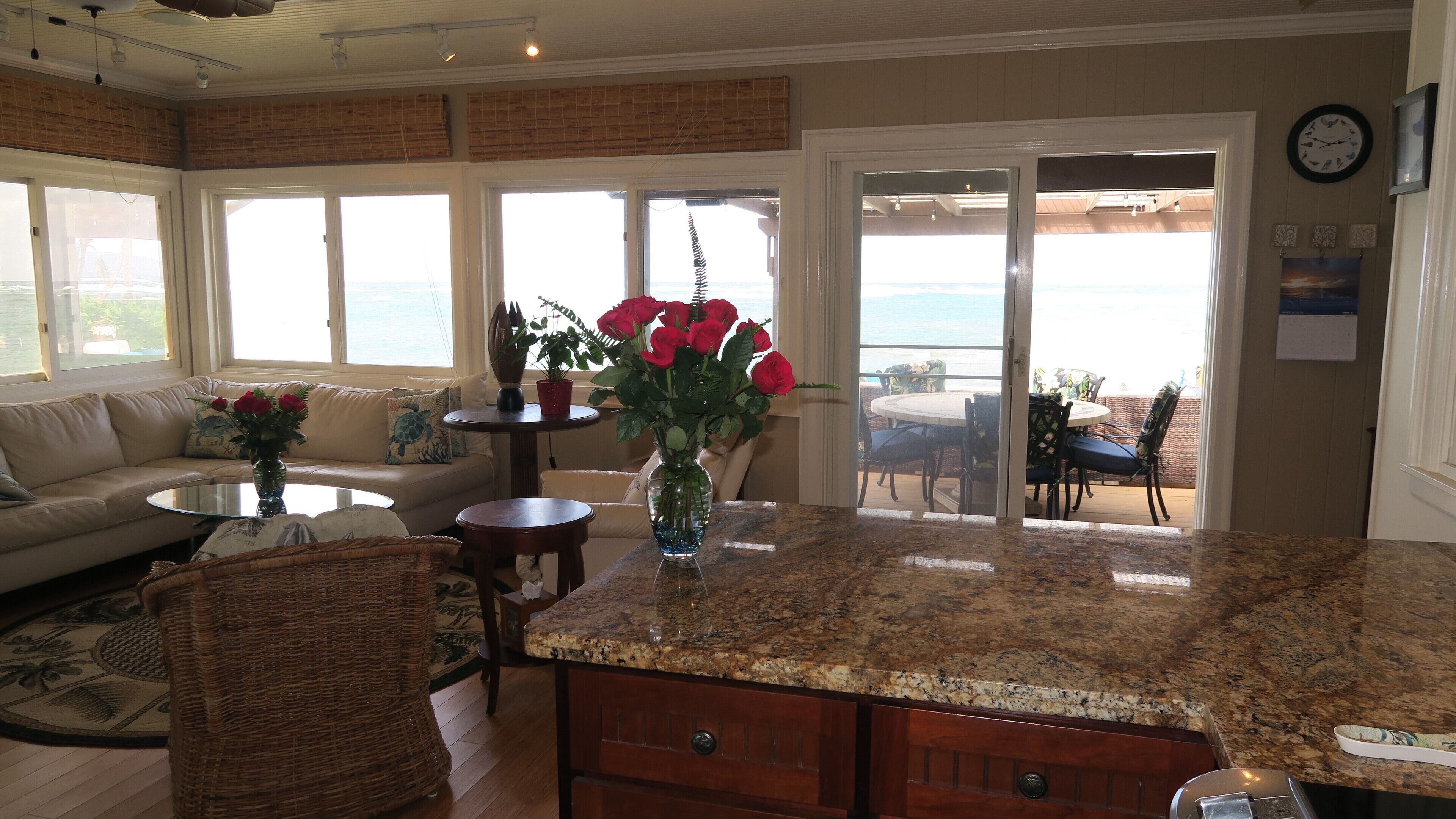 Smart-tv, een open haard, boeken en een muziekbibliotheek