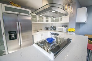 Refrigerador, microondas, horno y parrilla de estufa 