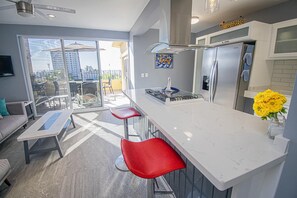 Refrigerador, microondas, horno y parrilla de estufa 