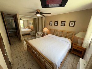 3 habitaciones, escritorio y tabla de planchar con plancha 