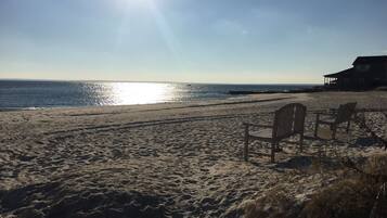 Plage à proximité, chaises longues, serviettes de plage