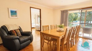 Dining - Wemberley Lakehouse- Absolute waterfront and pool (Wangi Wangi)