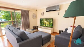 Smart TV, fireplace, table tennis, books - Wemberley Lakehouse- Absolute waterfront and pool (Wangi Wangi)