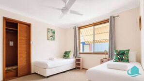 4 bedrooms, iron/ironing board, WiFi, bed sheets - Wemberley Lakehouse- Absolute waterfront and pool (Wangi Wangi)