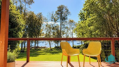 Wemberley Lakehouse- Absolute waterfront and pool