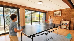 Game room - Wemberley Lakehouse- Absolute waterfront and pool (Wangi Wangi)