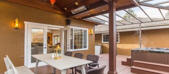 The Hudson House ❤️Luxurious 8 BR+6 BA  in Central Van with Jacuzzi and Sauna ❤️