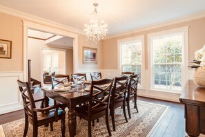 Dining - The Hudson House ❤️Luxurious 8 BR+6 BA  in Central Van with Jacuzzi and Sauna ❤️ (Vancouver)