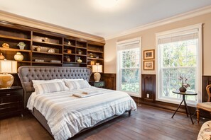 9 bedrooms, desk, iron/ironing board, free WiFi - The Hudson House ❤️Luxurious 8 BR+6 BA  in Central Van with Jacuzzi and Sauna ❤️ (Vancouver)