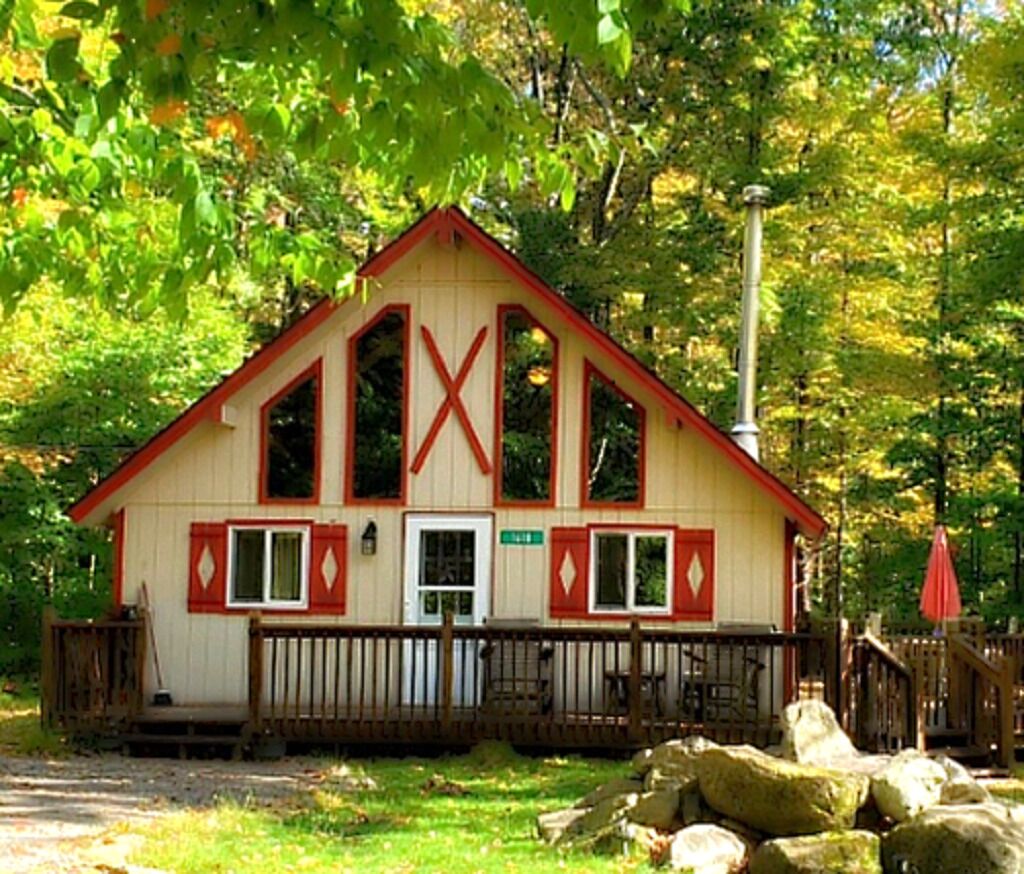 Cozy, Clean, and Convenient! 3bdr Chalet Pet Friendly, Walk to Beach