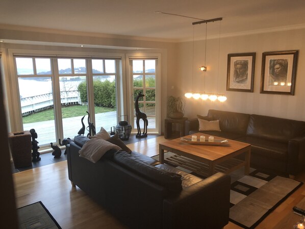 TV - Charming House with a Fantastic View of Norway's Nature (Ørsta)