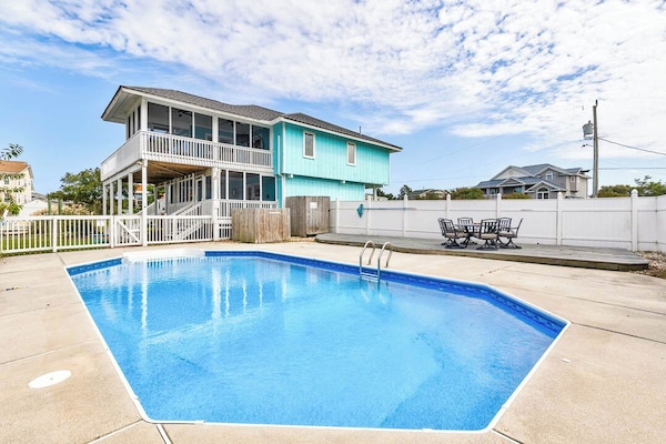 Rear Exterior of Seas the Bay