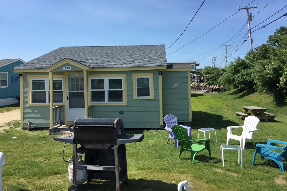2 BR East Matunuck cottage 7 min walk to beach, steps from Salt Pond