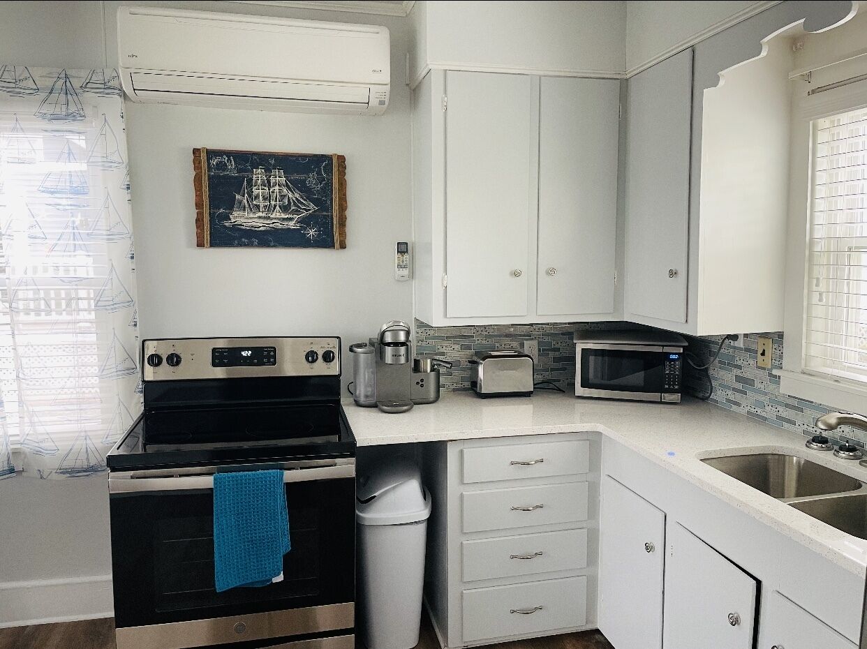 2 BR East Matunuck cottage 7 min walk to beach, steps from Salt Pond