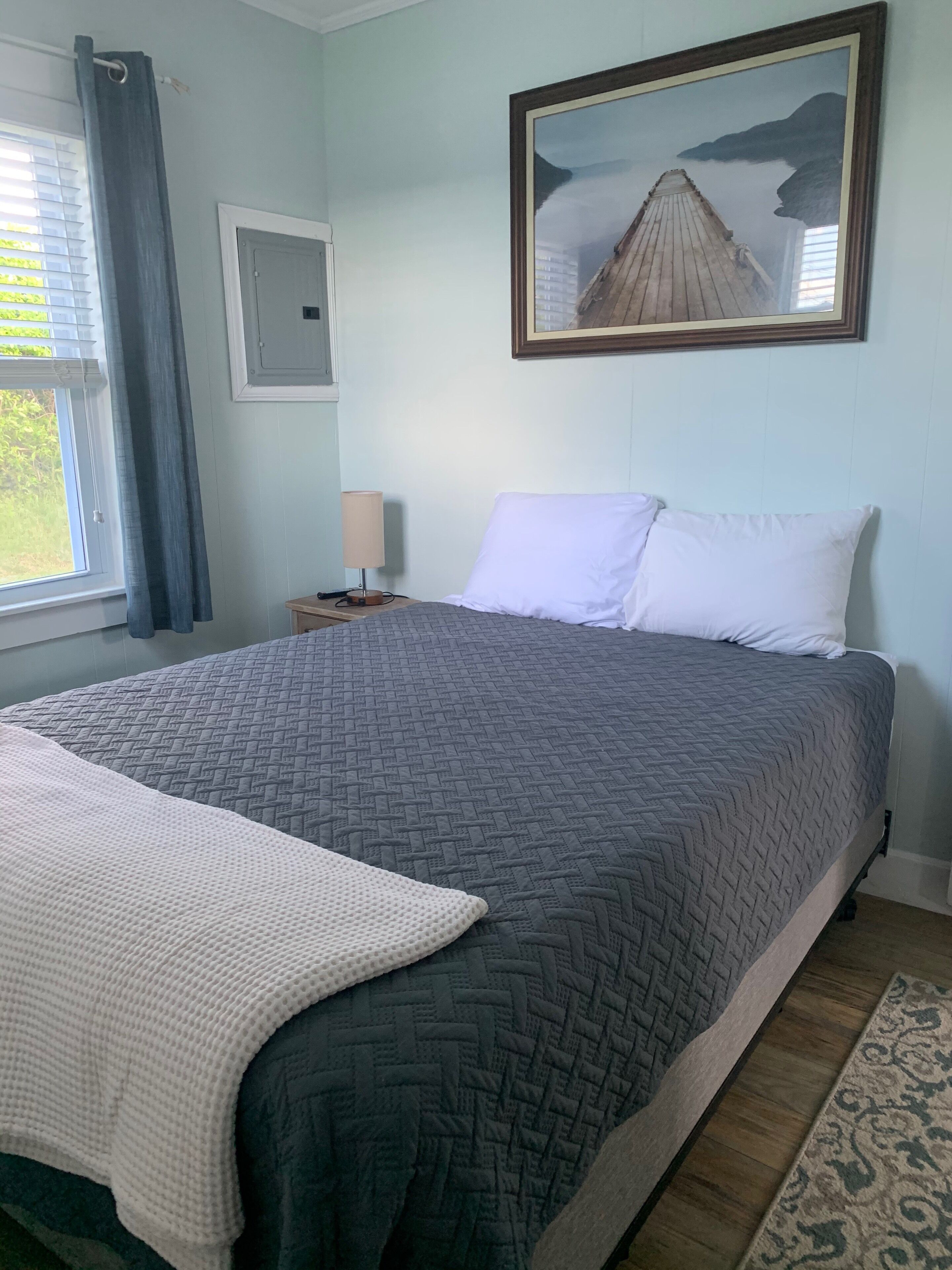 2 BR East Matunuck cottage 7 min walk to beach, steps from Salt Pond