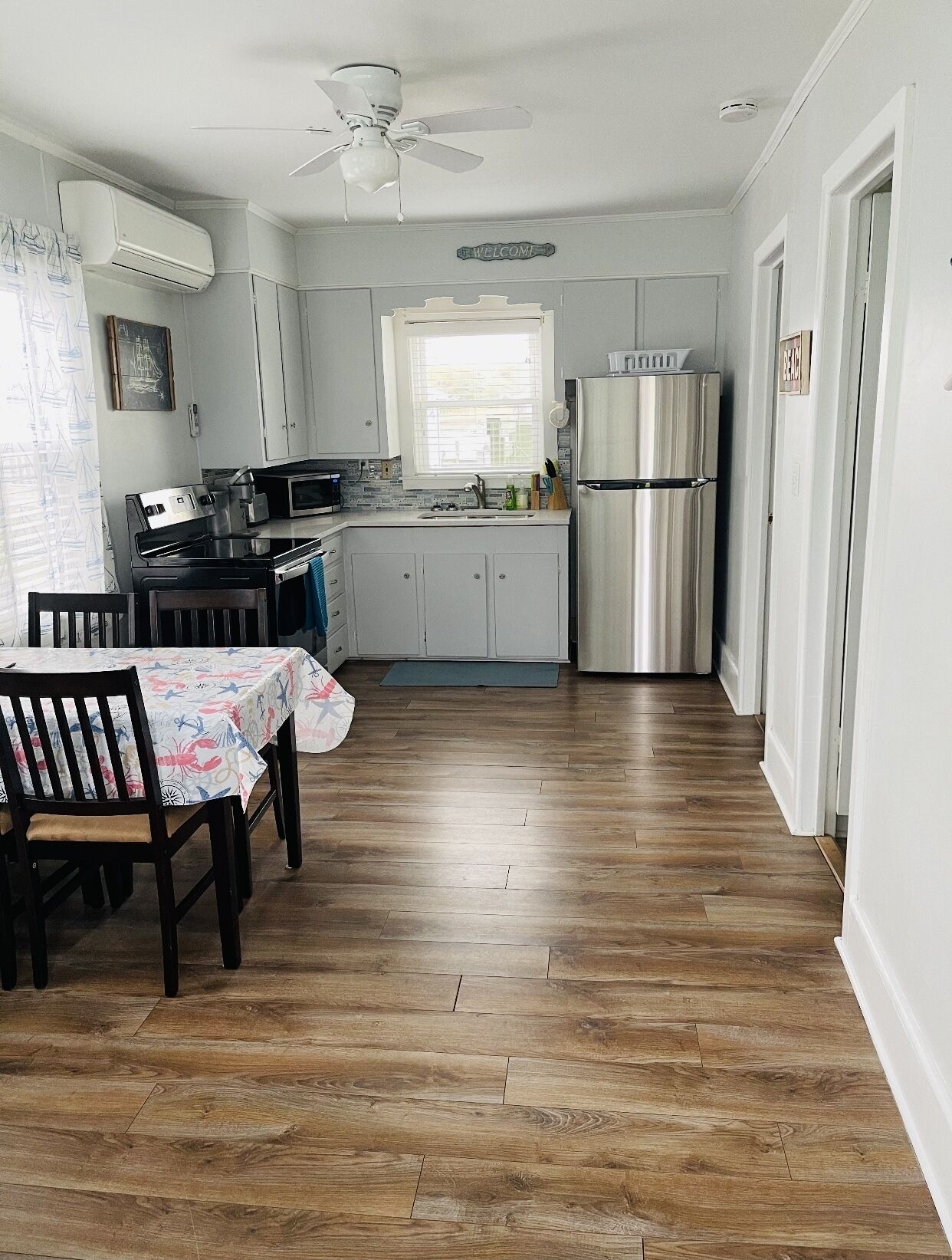 2 BR East Matunuck cottage 7 min walk to beach, steps from Salt Pond