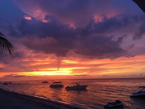 Rannalla, aurinkotuoleja, rantapyyhkeitä