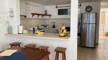 Geladeira, micro-ondas, fogão, cafeteira/chaleira