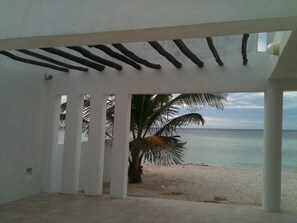 Plage, chaises longues, serviettes de plage