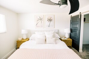 4 bedrooms, iron/ironing board, WiFi, bed sheets - The Palm House- Sleeps 16, 2 suites, Pool + Heat option - Old Town Scottsdale (Scottsdale)