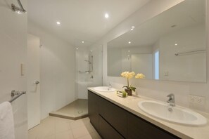 Dusche, Haartrockner, Handtücher