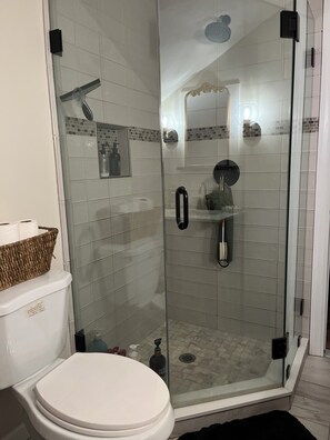 Ensemble douche/baignoire, baignoire à jets, sèche-cheveux