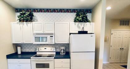 2 BDRM Sunset Beach Condo: Seulottu patio näkymä Jones / Byrdin 10. reikään.