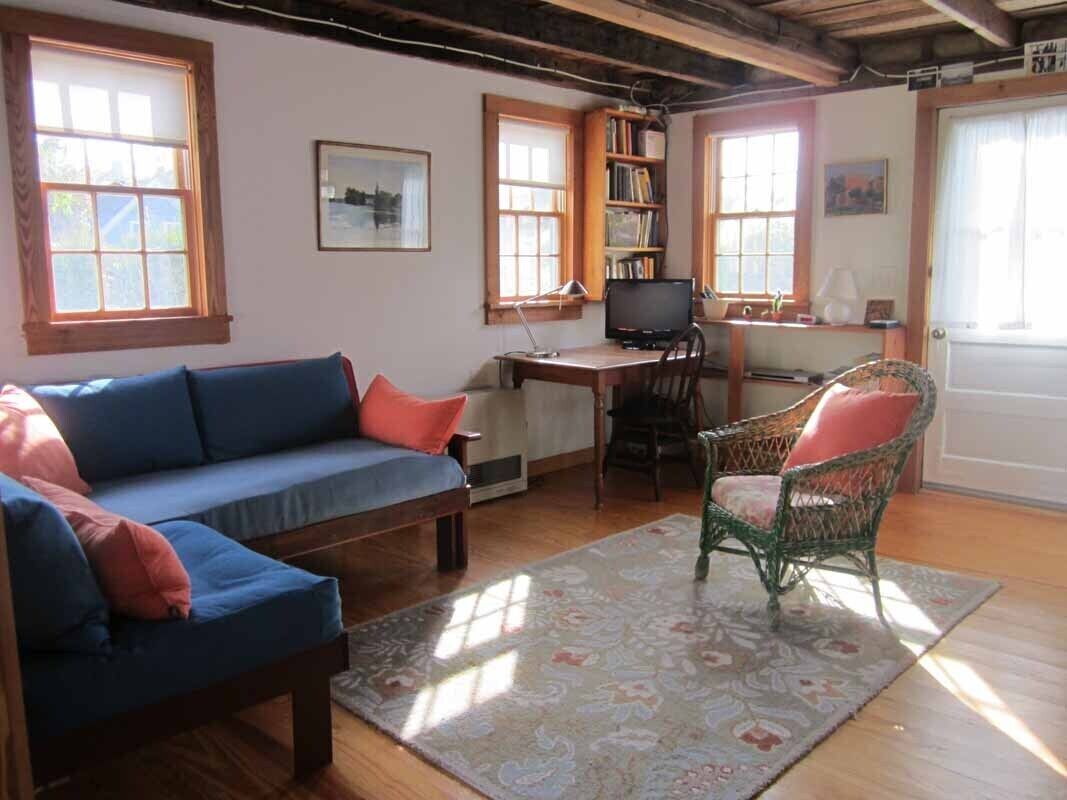 Beautiful North Truro Cottage with screen porch, gardens, and walk to the beach