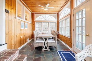 Dining - Downtown Chatham Gem – Walk to Beach, Shops, C.B.I, & Dining Family-Friendly! (Chatham)