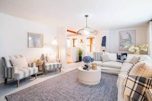 Smart TV, DVD player, books - Downtown Chatham Gem – Walk to Beach, Shops, C.B.I, & Dining Family-Friendly! (Chatham)