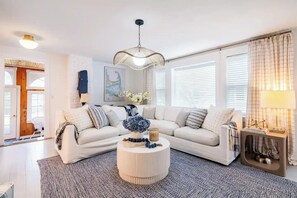 Smart TV, DVD player, books - Downtown Chatham Gem – Walk to Beach, Shops, C.B.I, & Dining Family-Friendly! (Chatham)