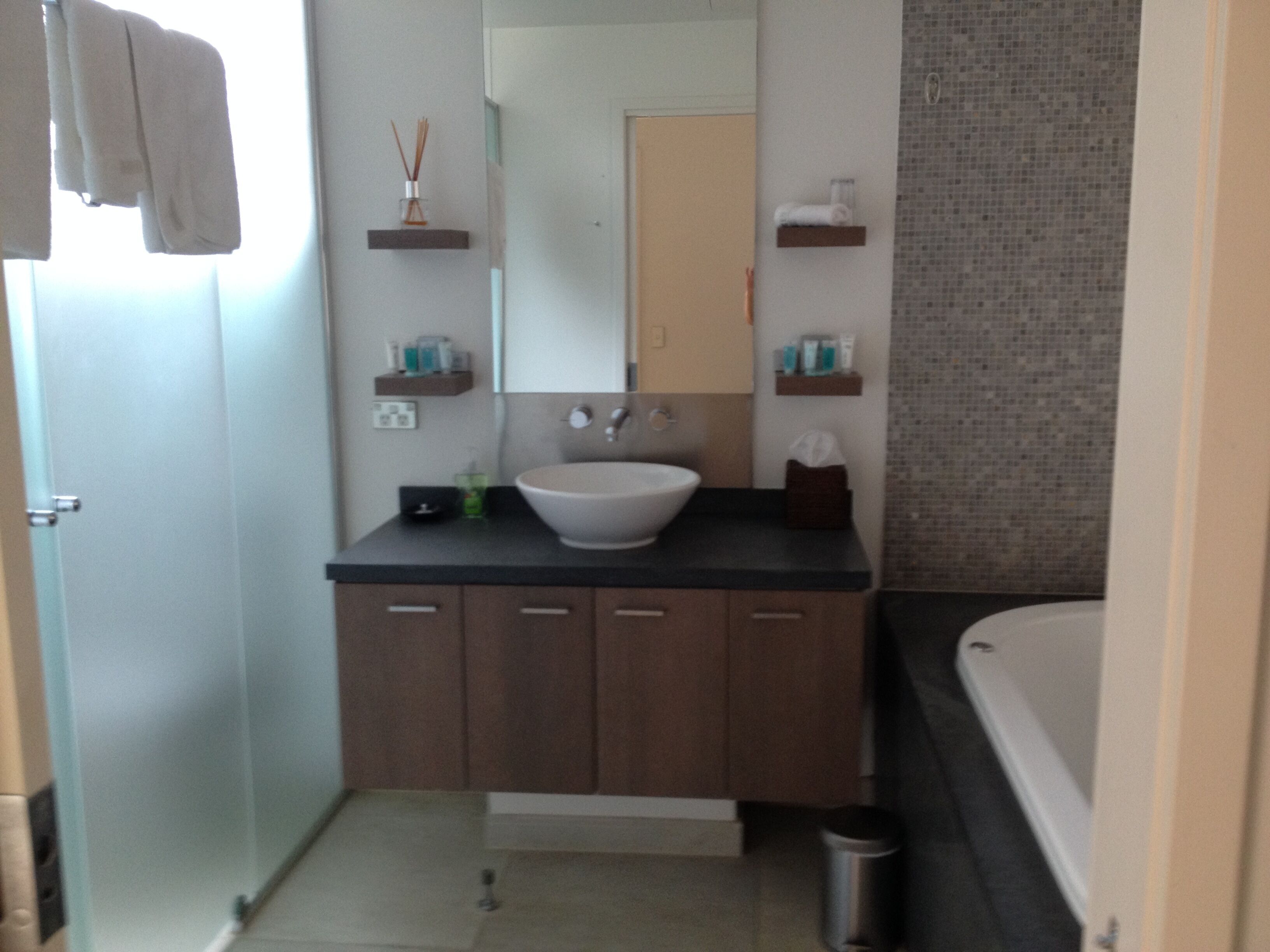 Beachfront 3/4 Bedroom Apartment - Stunning private plunge pool & bbq — image 18