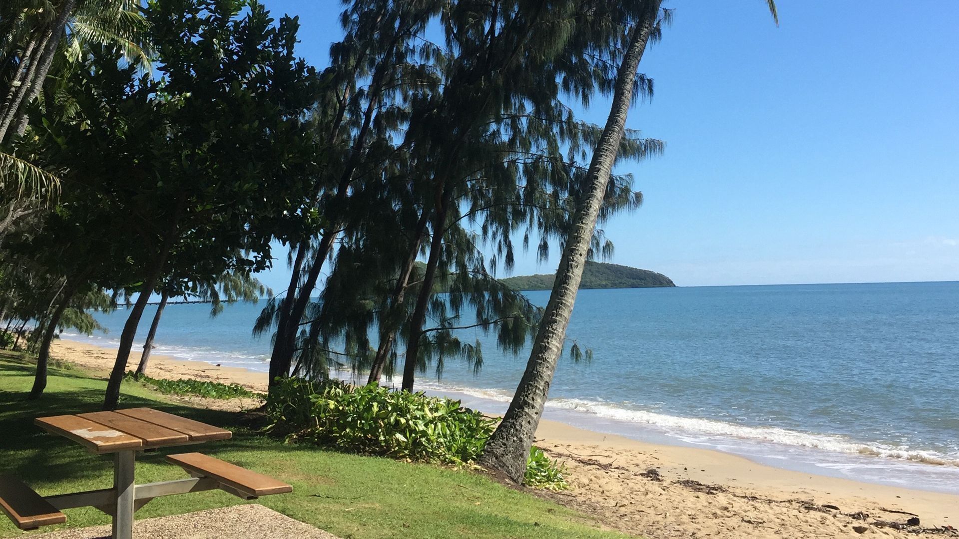 Beachfront 3/4 Bedroom Apartment - Stunning private plunge pool & bbq — image 28