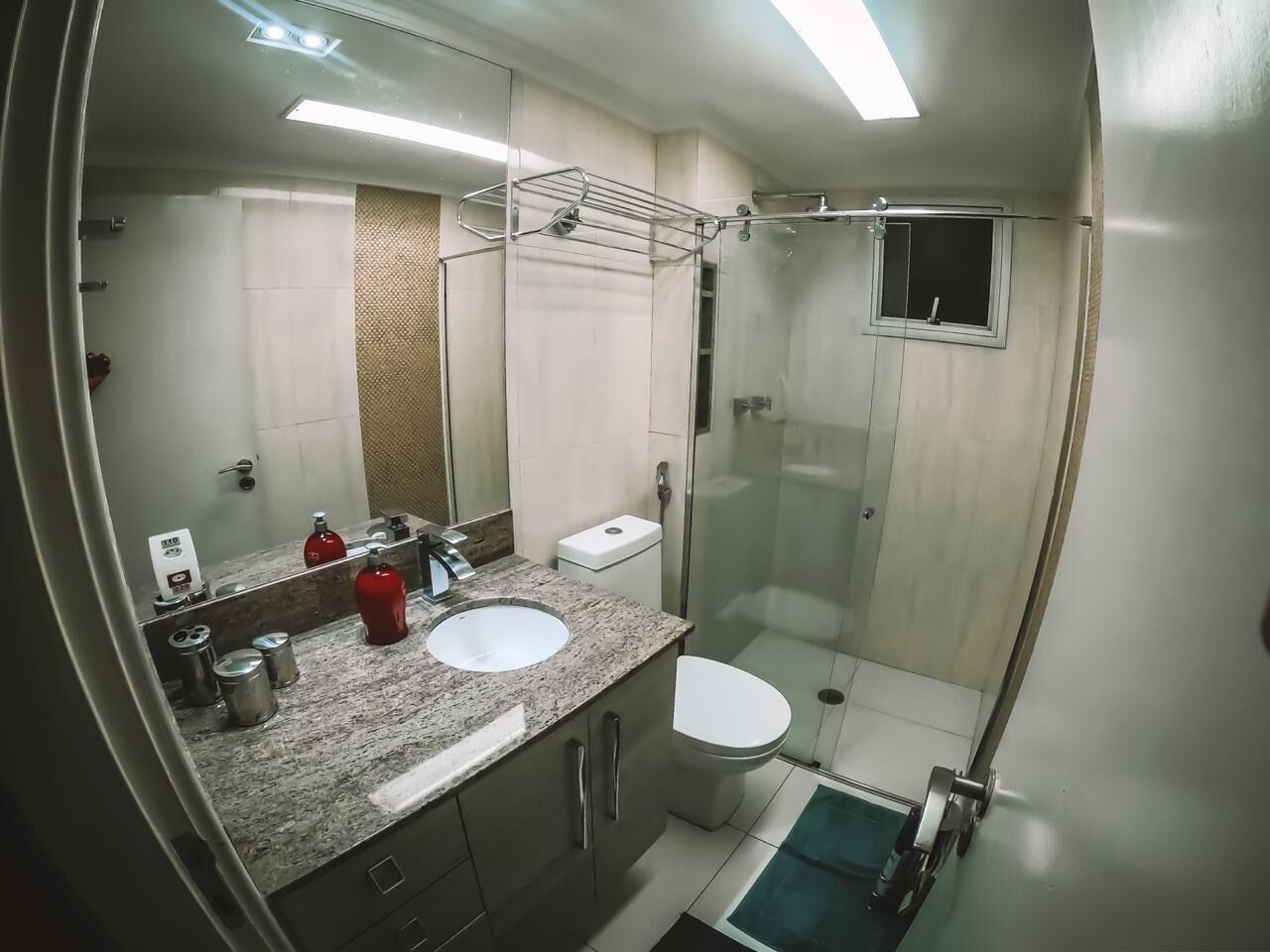 Chuveiro, secador de cabelo, toalhas de banho, sabonete