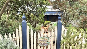 A wooden gate with a sign that reads "Lavender Cottage." - Lavender Cottage Venus Bay (Venus Bay)