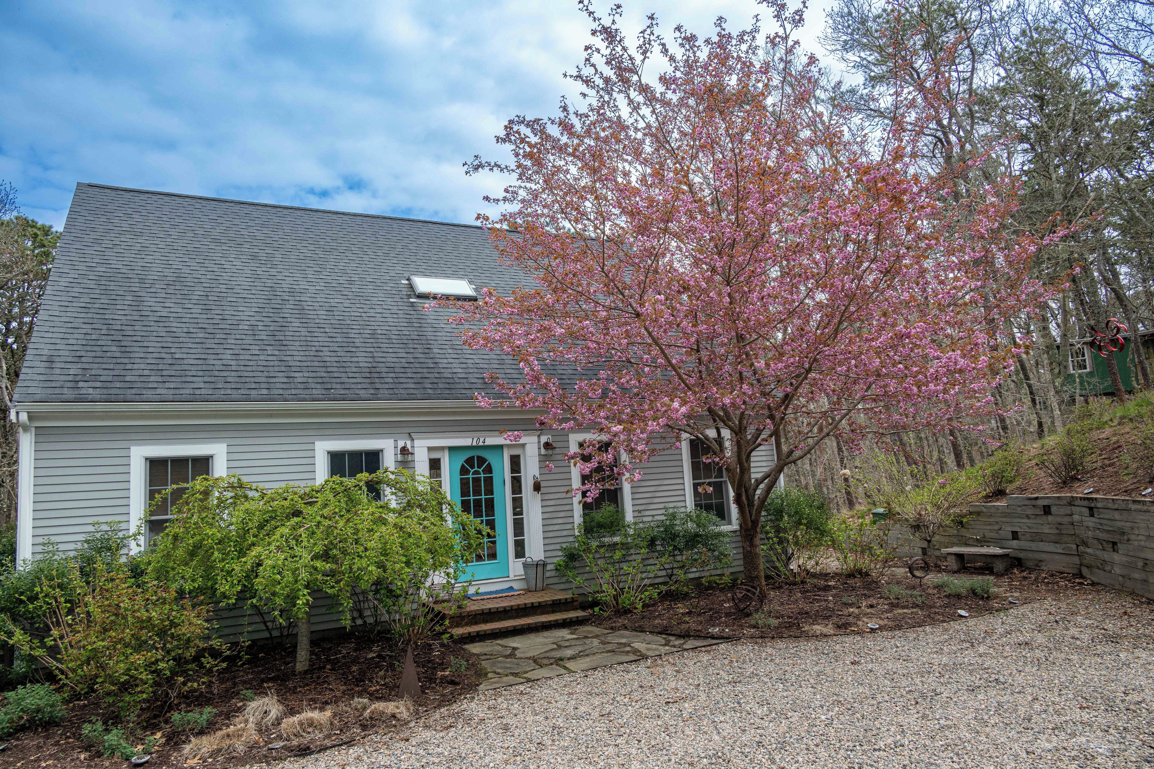 Beautiful home. Dog friendly. Sleeps 8.  Several wks open in Sept Oct!