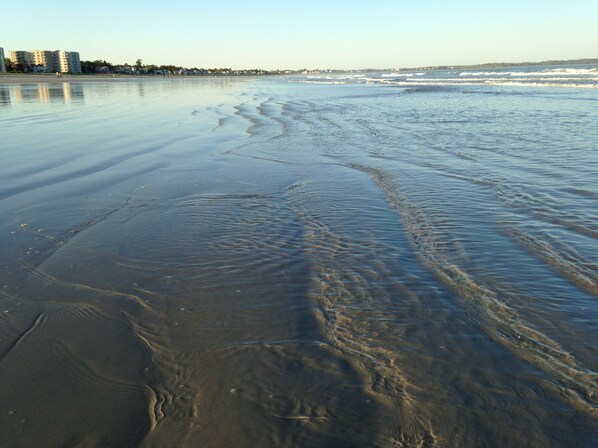 Ranta lähistöllä, aurinkotuoleja, rantapyyhkeitä