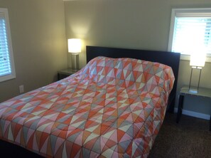 2 bedrooms, desk, blackout drapes, iron/ironing board - Midcentury Home with Modern Comfort (Pittsburgh)