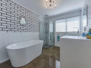 Bañera, secador de pelo, toallas, jabón